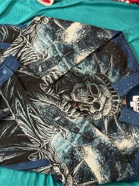 Men's Blue Graphic Button-Up Shirt with Statue of Liberty Motif